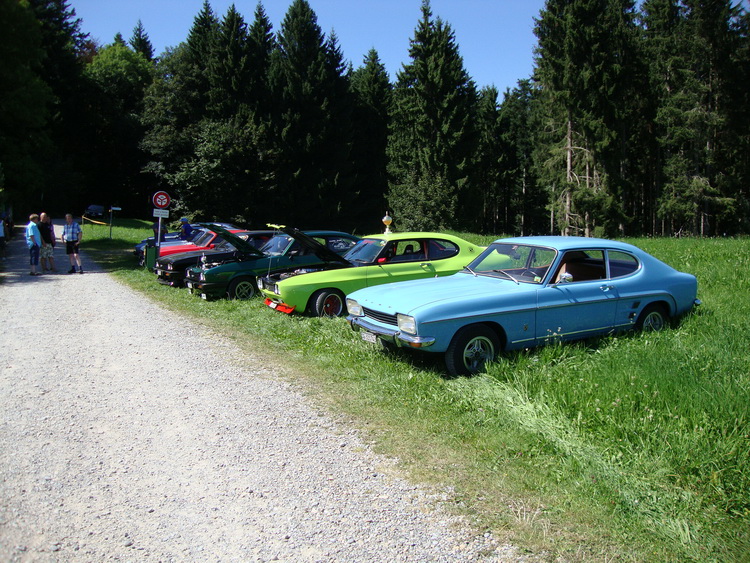 Ford Capri I 1600 in hellblau, ein hellgrüner RS2600, in dunkelgrün ein Capri 2.3 May Turbo mit Veteraneneintrag
Ford Capri I 1600 in light blue, a light green RS2600, in dark green a Capri 2.3 May Turbo with veteran entry
Ford Capri I 1600 en bleu clair, une RS2600 vert clair, en vert foncé une Capri 2.3 May Turbo avec inscription de vétéran Ford Capri I 1600 in hellblau, ein hellgrüner RS2600, in dunkelgrün ein Capri 2.3 May Turbo mit Veteraneneintrag
Ford Capri I 1600 in light blue, a light green RS2600, in dark green a Capri 2.3 May Turbo with veteran entry
Ford Capri I 1600 en bleu clair, une RS2600 vert clair, en vert foncé une Capri 2.3 May Turbo avec inscription de vétéran